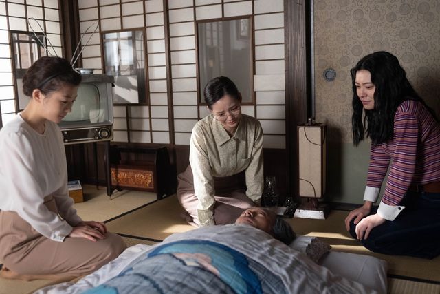 多岐川（滝藤賢一）＆小橋（名村辰）＆稲垣（松川尚瑠輝）が抱き合って…「虎に翼」第24週「女三人あれば身代が潰れる？」第120回（5枚目）