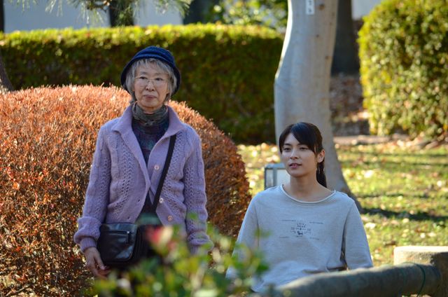 秋元才加＆三田佳子、撮影現場フォトギャラリー（3枚目）