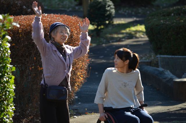 秋元才加＆三田佳子、撮影現場フォトギャラリー（9枚目）
