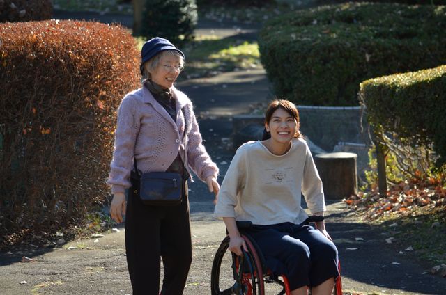 秋元才加＆三田佳子、撮影現場フォトギャラリー（10枚目）