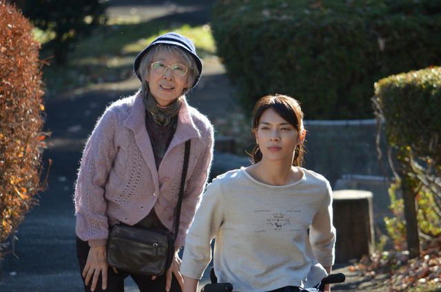 秋元才加＆三田佳子、撮影現場フォトギャラリー（11枚目）