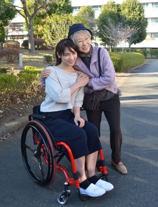 秋元才加＆三田佳子、撮影現場フォトギャラリー（12枚目）