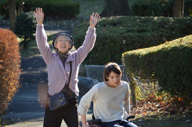 秋元才加＆三田佳子、撮影現場フォトギャラリー（13枚目）