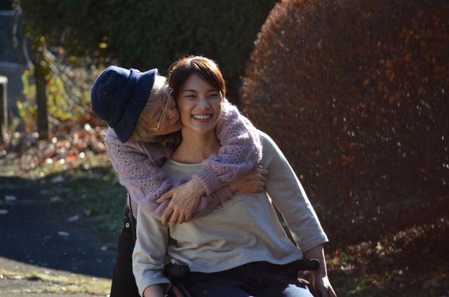 秋元才加＆三田佳子、撮影現場フォトギャラリー（14枚目）