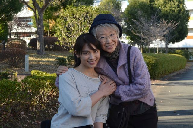 秋元才加＆三田佳子、撮影現場フォトギャラリー（18枚目）