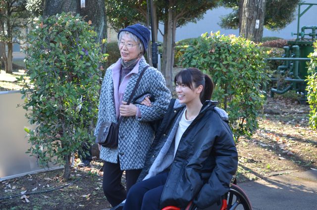 秋元才加＆三田佳子、撮影現場フォトギャラリー（21枚目）