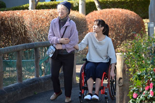 秋元才加＆三田佳子、撮影現場フォトギャラリー（24枚目）