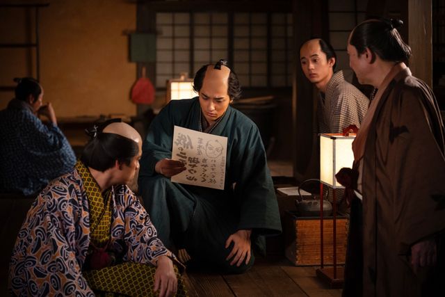 にらみ合う若木屋（本宮泰風）＆大文字屋（伊藤淳史）…大河ドラマ「べらぼう～蔦重栄華乃夢噺～」第12回（2枚目）
