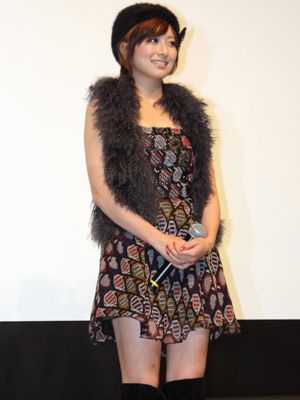 美人女優大塚ちひろ 視覚障害者役で新境地を開く 共演のゴールデンレトリバー犬とニッコリ シネマトゥデイ