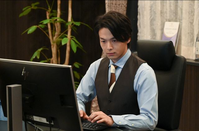 中村倫也、スーツ姿がかっこい！「この恋あたためますか」第1話場面カット（14枚目）