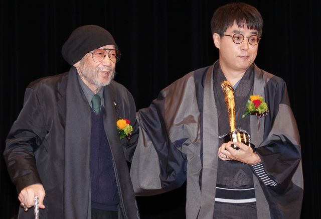 キネマ旬報ベスト・テン表彰式で現役続行を宣言した大林宣彦監督。右は「キネマ旬報読者賞」を受賞した立川志らく