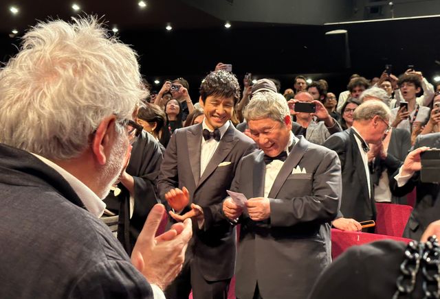 笑い合う西島秀俊＆北野武監督！カンヌ映画祭『首』公式上映の様子：フォトギャラリー