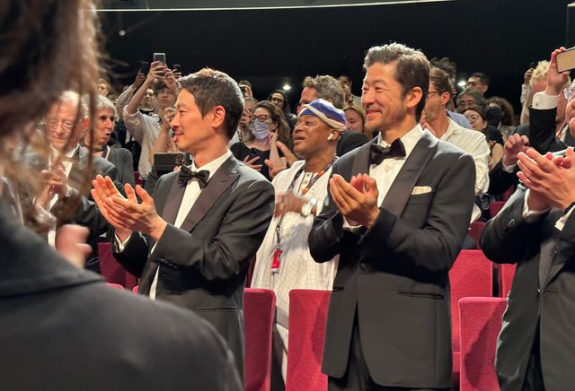 笑い合う西島秀俊＆北野武監督！カンヌ映画祭『首』公式上映の様子（2枚目）