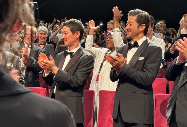 笑い合う西島秀俊＆北野武監督！カンヌ映画祭『首』公式上映の様子（3枚目）