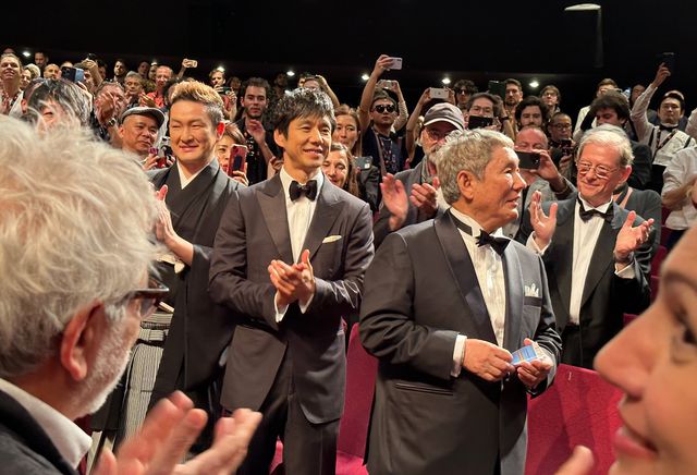 笑い合う西島秀俊＆北野武監督！カンヌ映画祭『首』公式上映の様子（4枚目）