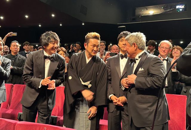笑い合う西島秀俊＆北野武監督！カンヌ映画祭『首』公式上映の様子（22枚目）