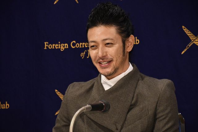 ベネチアから帰国のオダギリジョー、変わらぬ美貌で監督作の会見へ（2枚目）
