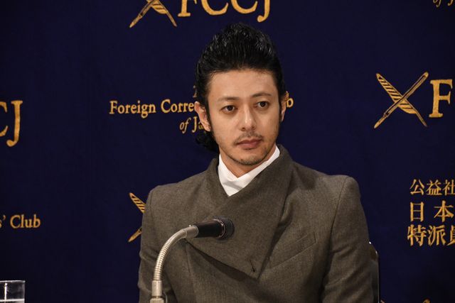 ベネチアから帰国のオダギリジョー、変わらぬ美貌で監督作の会見へ（4枚目）
