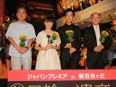 左から、佐々部清監督、森迫永依、堺雅人、浅田次郎