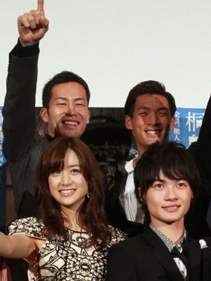 左後方から吉田麻也、槙野智章、山本美月、神木隆之介
