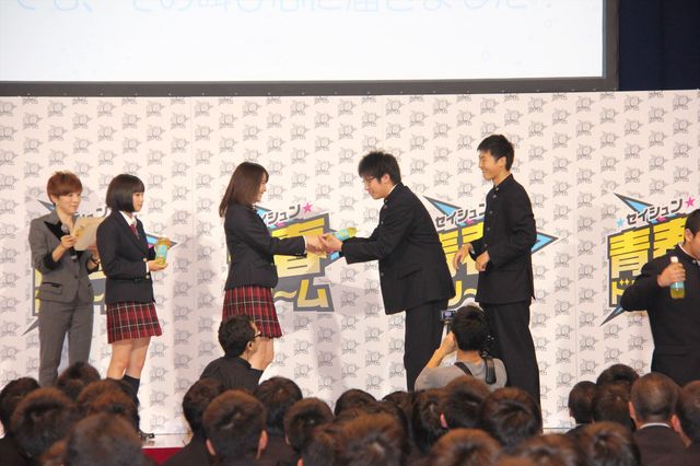 広瀬アリス＆すずが男子校にサプライズ登場！「マッチ」新CM発表会フォトギャラリー（4枚目）