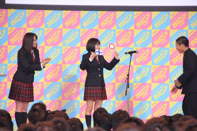 広瀬アリス＆すずが男子校にサプライズ登場！「マッチ」新CM発表会フォトギャラリー（9枚目）