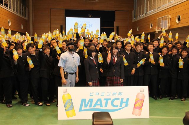 広瀬アリス＆すずが男子校にサプライズ登場！「マッチ」新CM発表会フォトギャラリー（11枚目）