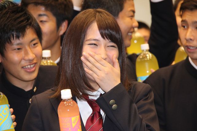 広瀬アリス＆すずが男子校にサプライズ登場！「マッチ」新CM発表会フォトギャラリー（12枚目）