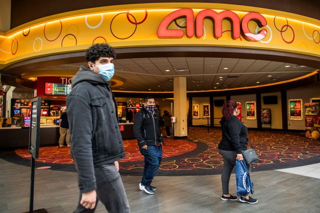 米映画館チェーン大手3社では、新型コロナウイルスワクチン接種を完全に済ませた観客はマスクの着用が不要となった。写真は米ニュージャージー州の映画館。4月撮影