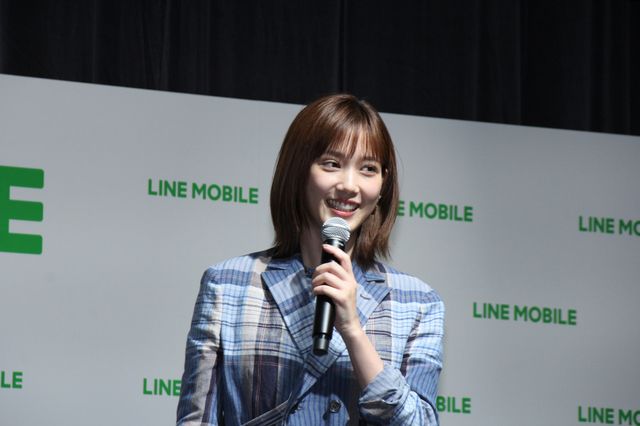 本田翼、笑顔でポーズ決める！「LINE モバイル」記者発表会：フォトギャラリー