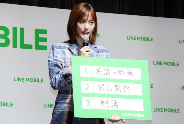 本田翼、笑顔でポーズ決める！「LINE モバイル」記者発表会（2枚目）