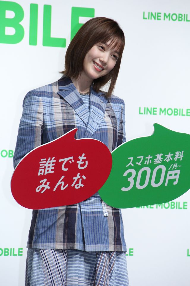 本田翼、笑顔でポーズ決める！「LINE モバイル」記者発表会（5枚目）