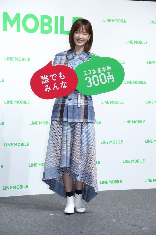 本田翼、笑顔でポーズ決める！「LINE モバイル」記者発表会（6枚目）