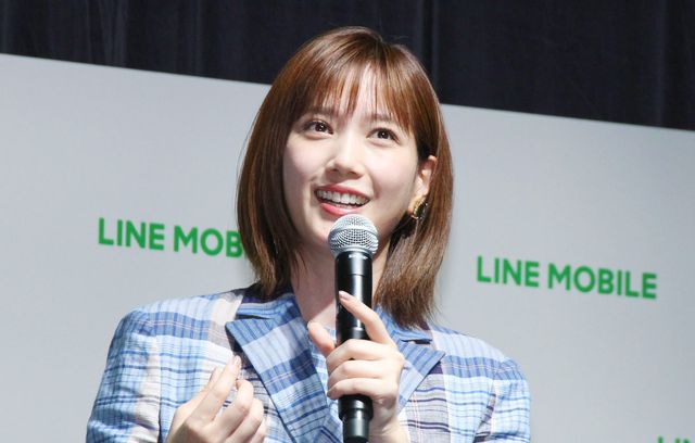 本田翼、笑顔でポーズ決める！「LINE モバイル」記者発表会（7枚目）
