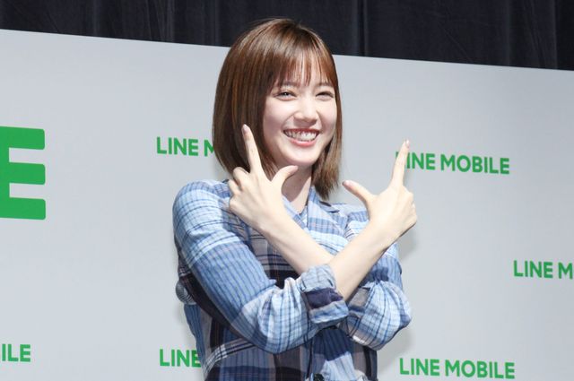 本田翼、笑顔でポーズ決める！「LINE モバイル」記者発表会（8枚目）