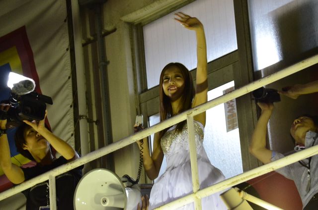 板野友美、涙の卒業公演！フォトギャラリー（15枚目）