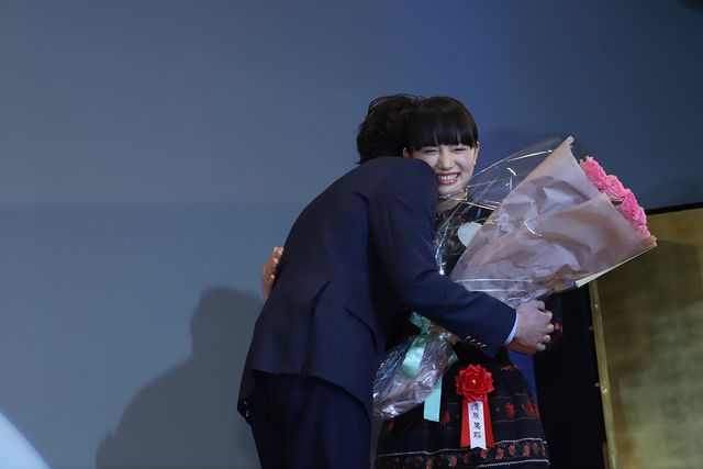 横浜流星と深田恭子がハグ！「2020年　エランドール賞」授賞式（22枚目）