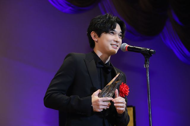 横浜流星と深田恭子がハグ！「2020年　エランドール賞」授賞式（24枚目）