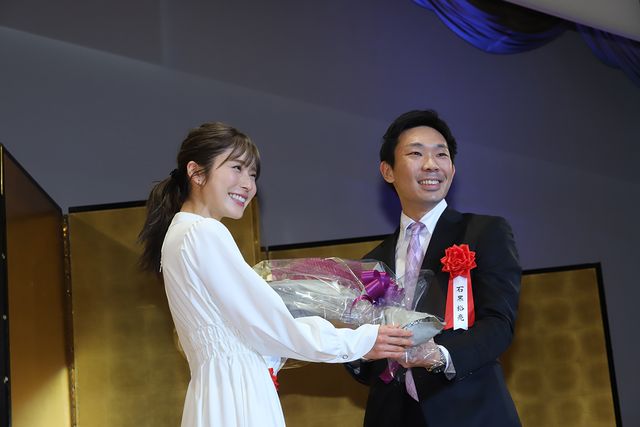 横浜流星と深田恭子がハグ！「2020年　エランドール賞」授賞式（32枚目）