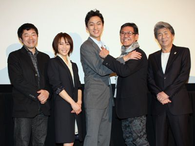 左から瀬木直貴、山口紗弥加、渡辺大、香月均代表取締役社長、鳥越俊太郎
