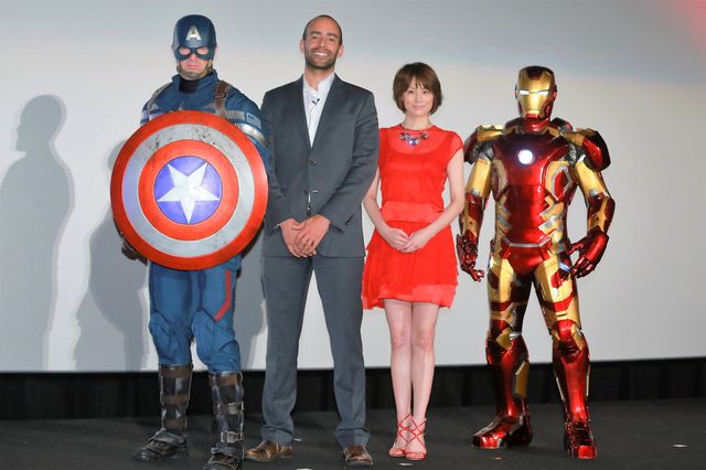 （左より）キャプテン・アメリカ、ネイト・ムーア（プロデューサー）、米倉涼子、アイアンマン