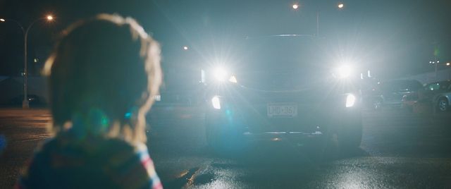 チャッキー、後ろ姿も不気味…『チャイルド・プレイ』場面カット（5枚目）