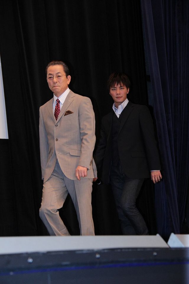 成宮寛貴が水谷豊の親バカぶりを暴露？『相棒 -劇場版III-』舞台あいさつフォトギャラリー：フォトギャラリー