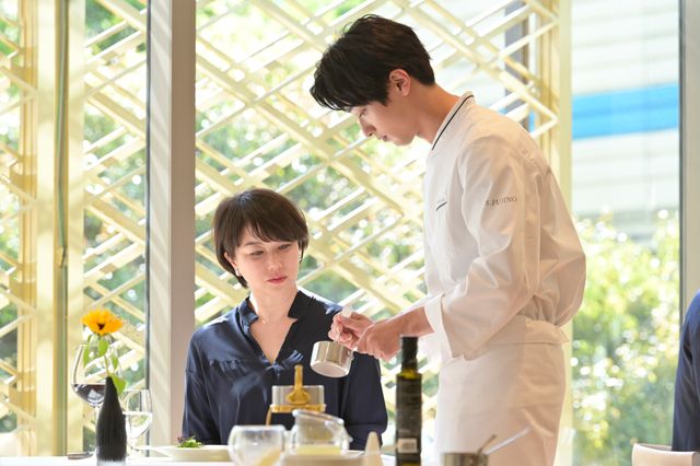 駿の過去の料理人姿も！川口春奈＆横浜流星「着飾る恋には理由があって」第4話：フォトギャラリー