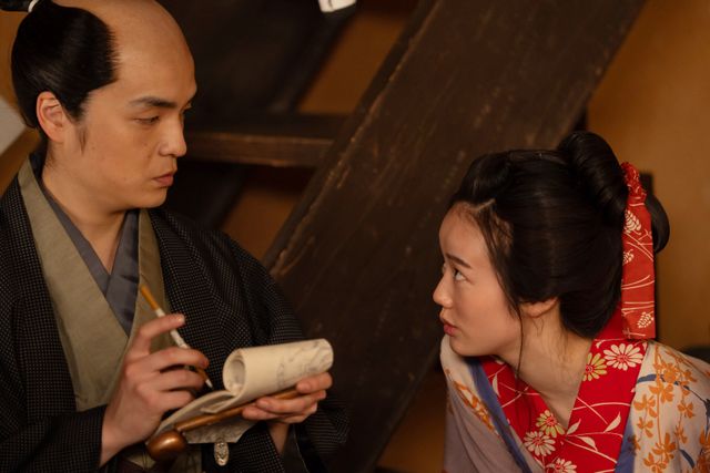 「3年か…」蔦重泣き笑いの忘年会「べらぼう」第22回場面写真（5枚目）