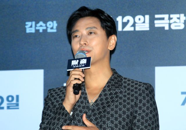 イ・ソンギュンさん遺作『脱出：PROJECT SILENCE』会見の様子（6枚目）