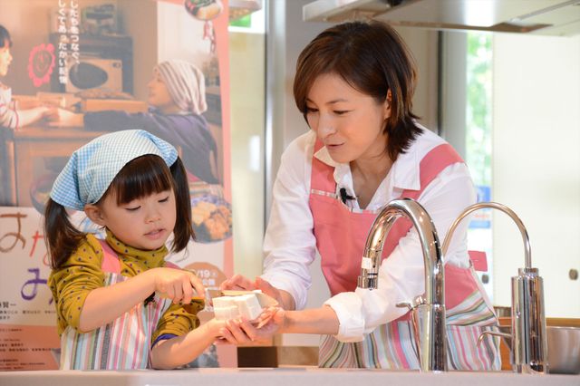 広末涼子、娘役の赤松えみなと一緒にみそ汁作り！映画『はなちゃんのみそ汁』完成記念イベントフォトギャラリー（4枚目）