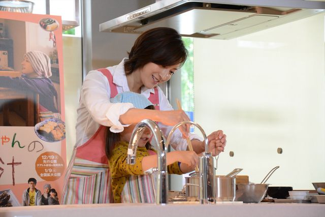 広末涼子、娘役の赤松えみなと一緒にみそ汁作り！映画『はなちゃんのみそ汁』完成記念イベントフォトギャラリー（5枚目）
