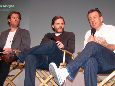 （左から）クリス・ヘムズワース、ダニエル・ブリュール、ピーター・モーガン