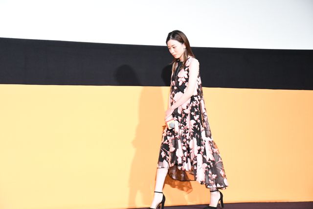 永野芽郁が田中圭の眼鏡をセレクト！『そして、バトンは渡された』大ヒット御礼舞台あいさつ：フォトギャラリー